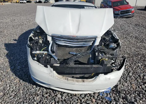 2013 Chrysler 200 Touring z USA, uszkodzony, nr VIN 1C3CCBBB9DN538823